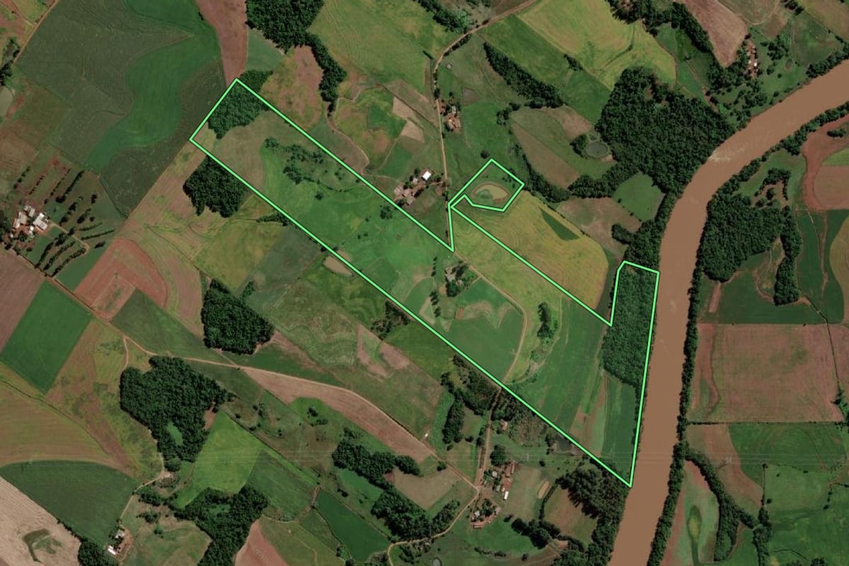 Imagem de satélite do imóvel rural em Mato Queimado (RS), com o contorno declarado no CAR desenhado por cima.