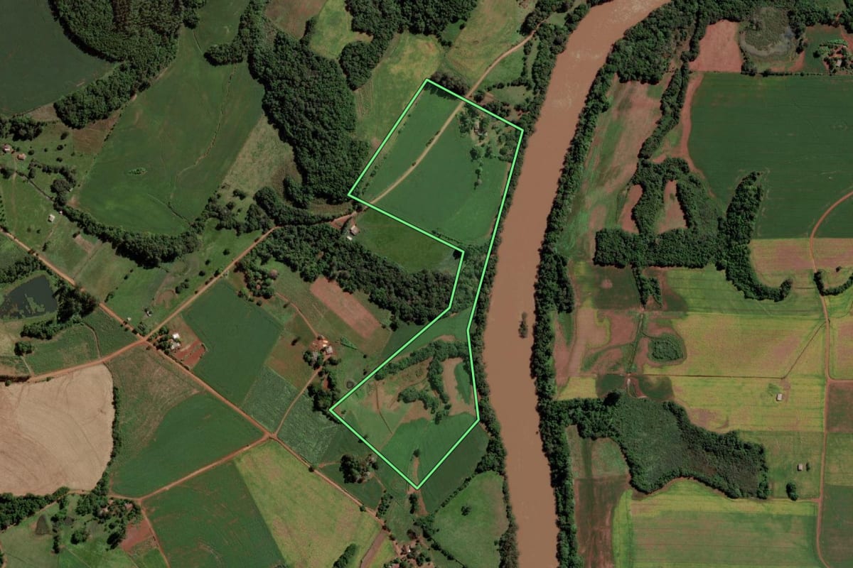Imagem de satélite do imóvel rural em Mato Queimado (RS), com o contorno declarado no CAR desenhado por cima.