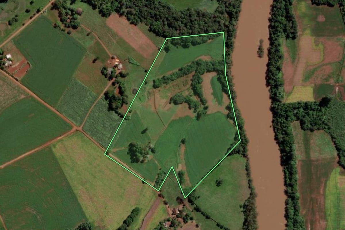 Imagem de satélite do imóvel rural em Mato Queimado (RS), com o contorno declarado no CAR desenhado por cima.