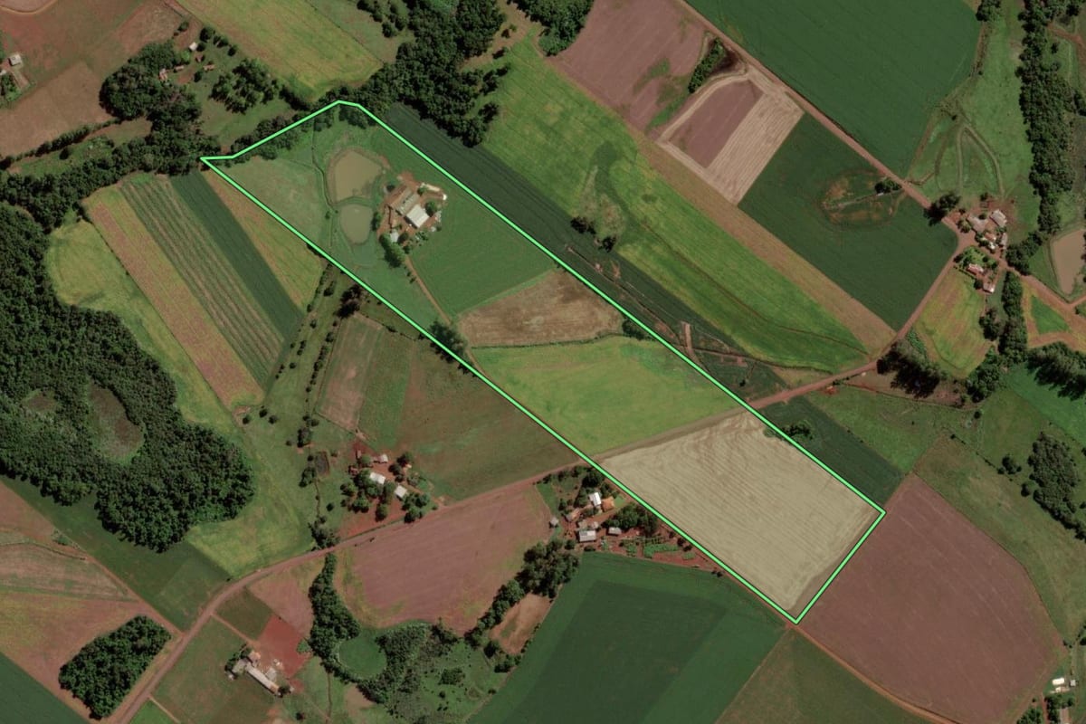 Imagem de satélite do imóvel rural em Mato Queimado (RS), com o contorno declarado no CAR desenhado por cima.
