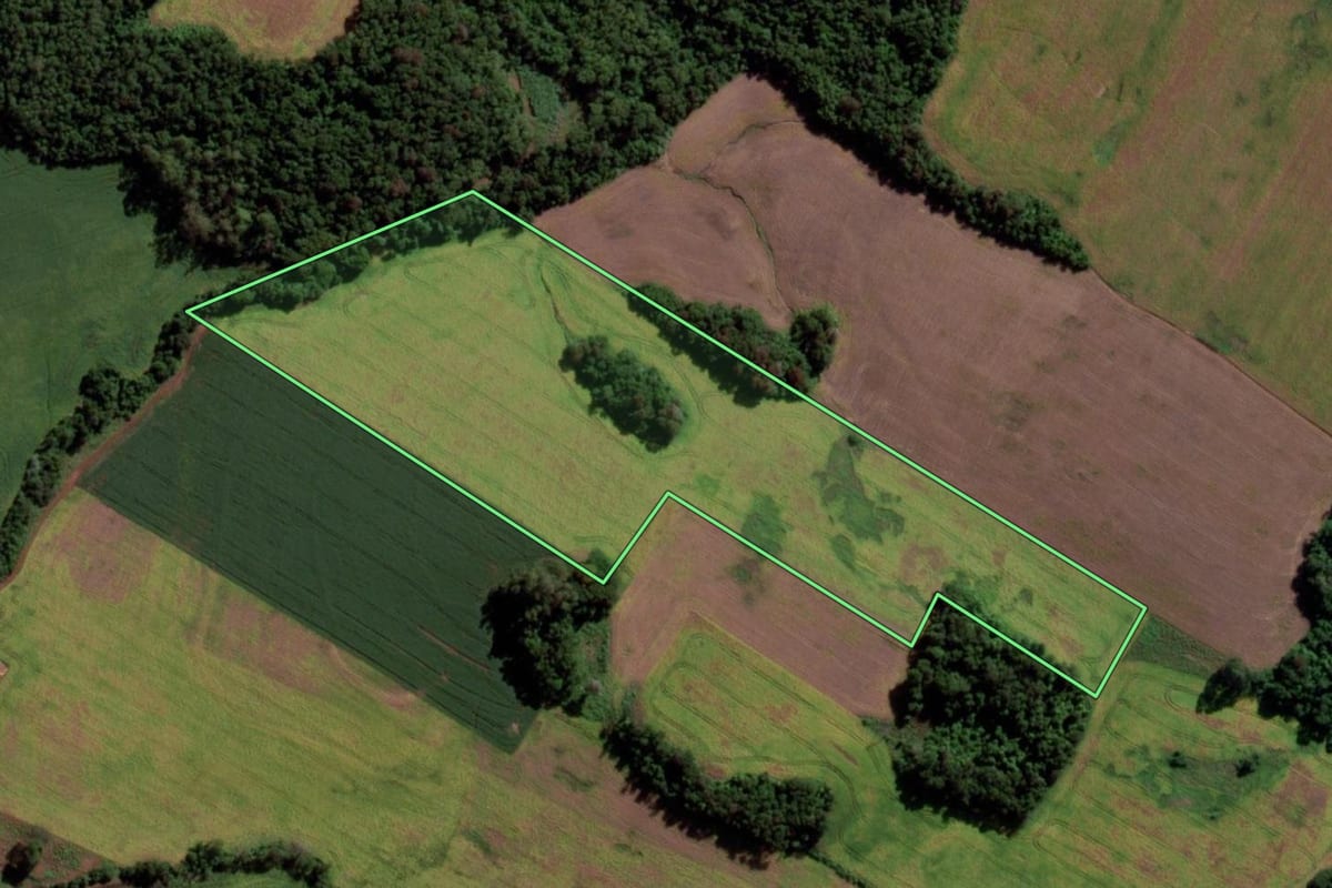 Imagem de satélite do imóvel rural em Mato Queimado (RS), com o contorno declarado no CAR desenhado por cima.