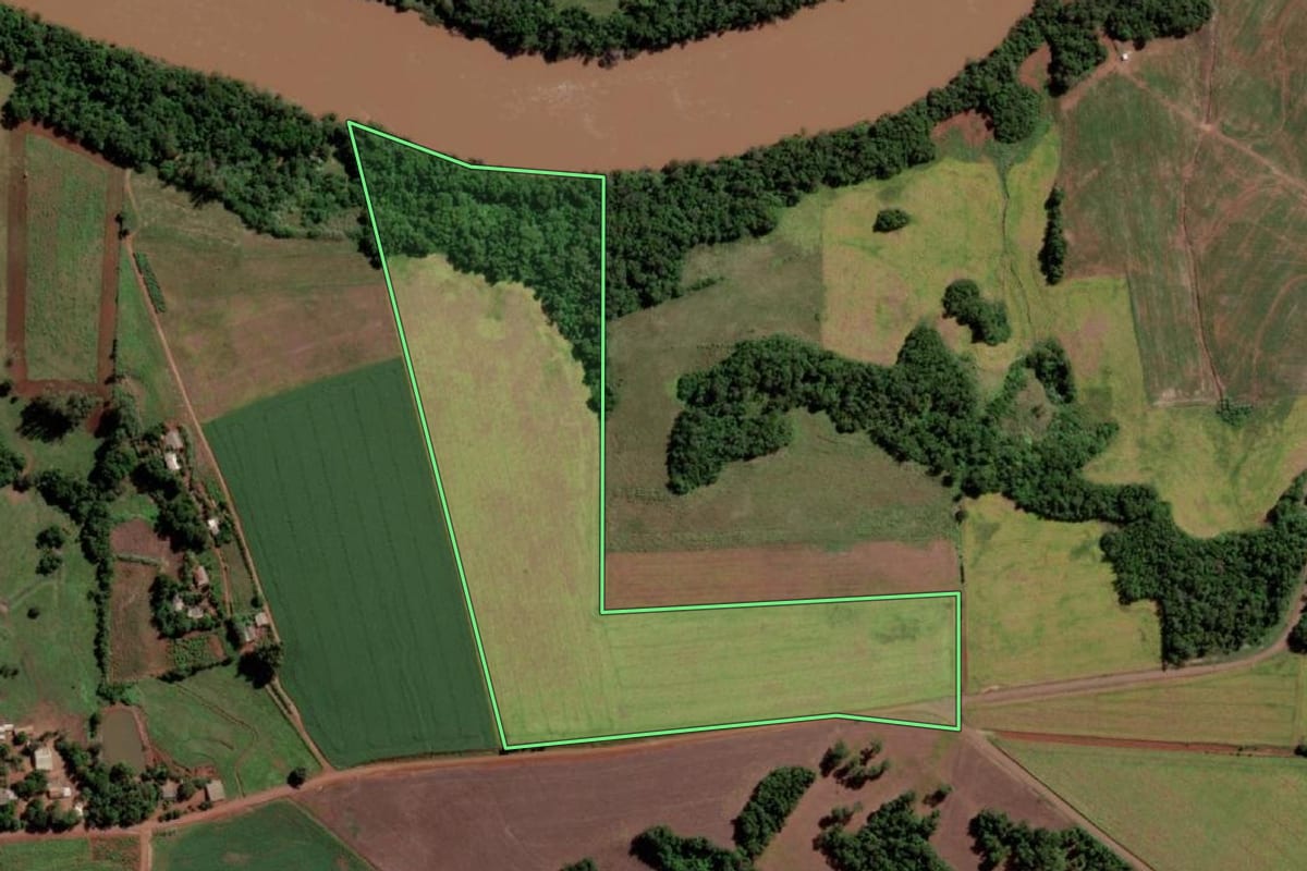 Imagem de satélite do imóvel rural em Mato Queimado (RS), com o contorno declarado no CAR desenhado por cima.