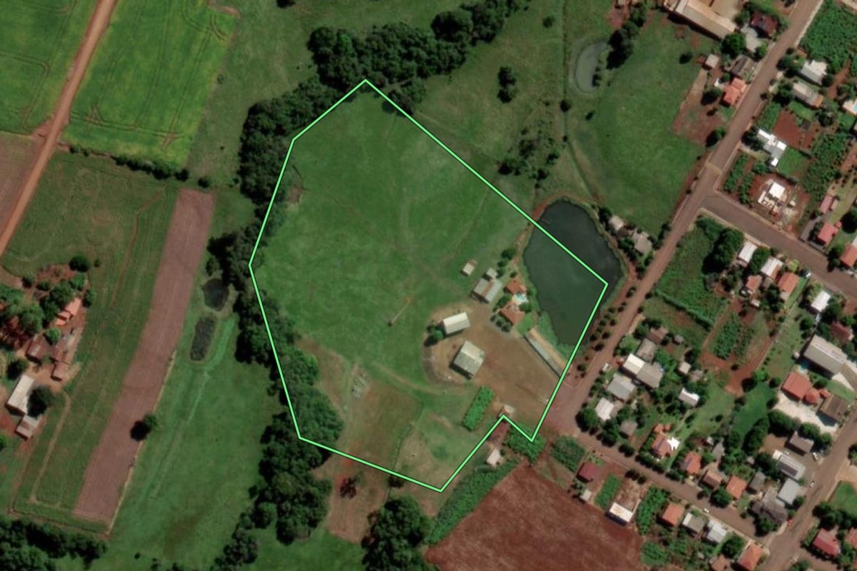 Imagem de satélite do imóvel rural em Mato Queimado (RS), com o contorno declarado no CAR desenhado por cima.