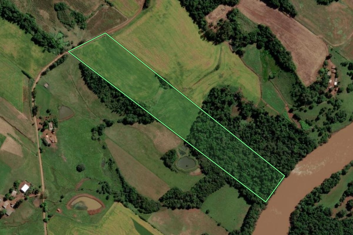 Imagem de satélite do imóvel rural em Mato Queimado (RS), com o contorno declarado no CAR desenhado por cima.