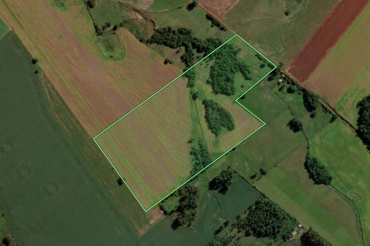 Imagem de satélite do imóvel rural em Mato Queimado (RS), com o contorno declarado no CAR desenhado por cima.