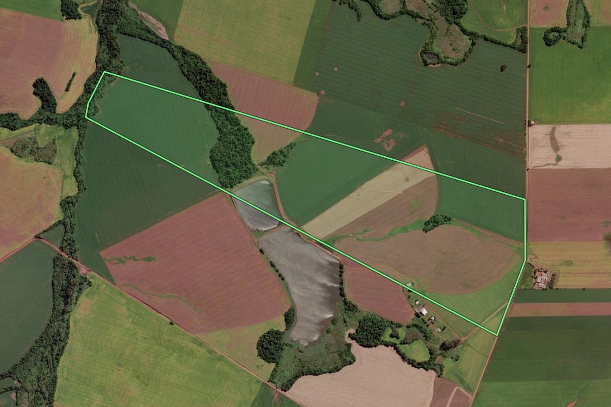 Imagem de satélite do imóvel rural em Mato Queimado (RS), com o contorno declarado no CAR desenhado por cima.
