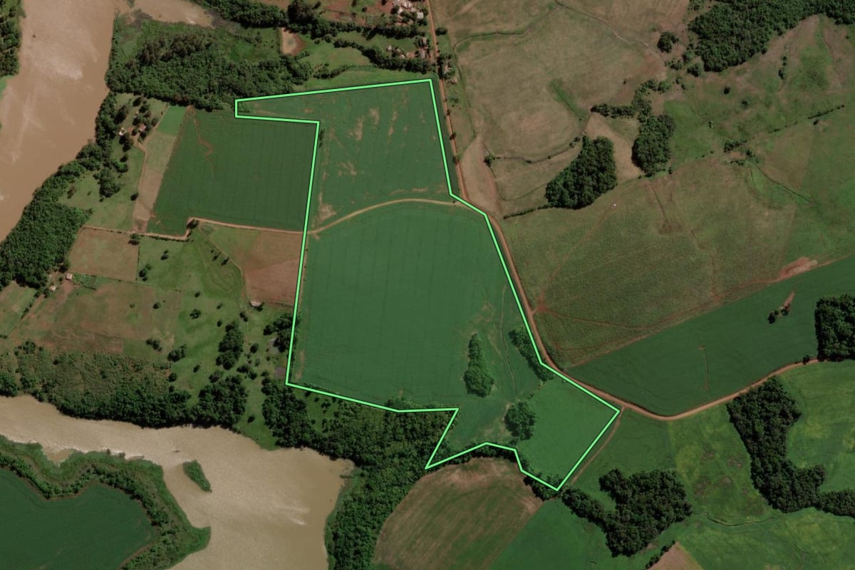 Imagem de satélite do imóvel rural em Mato Queimado (RS), com o contorno declarado no CAR desenhado por cima.