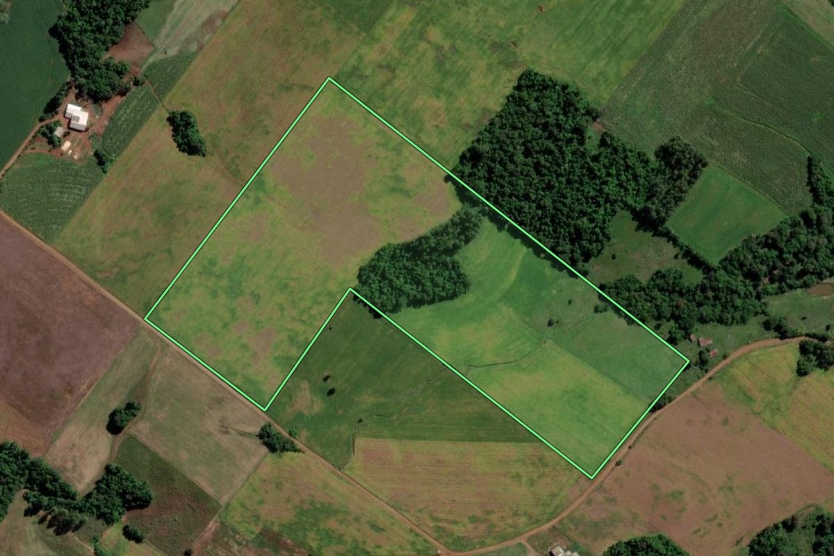 Imagem de satélite do imóvel rural em Mato Queimado (RS), com o contorno declarado no CAR desenhado por cima.
