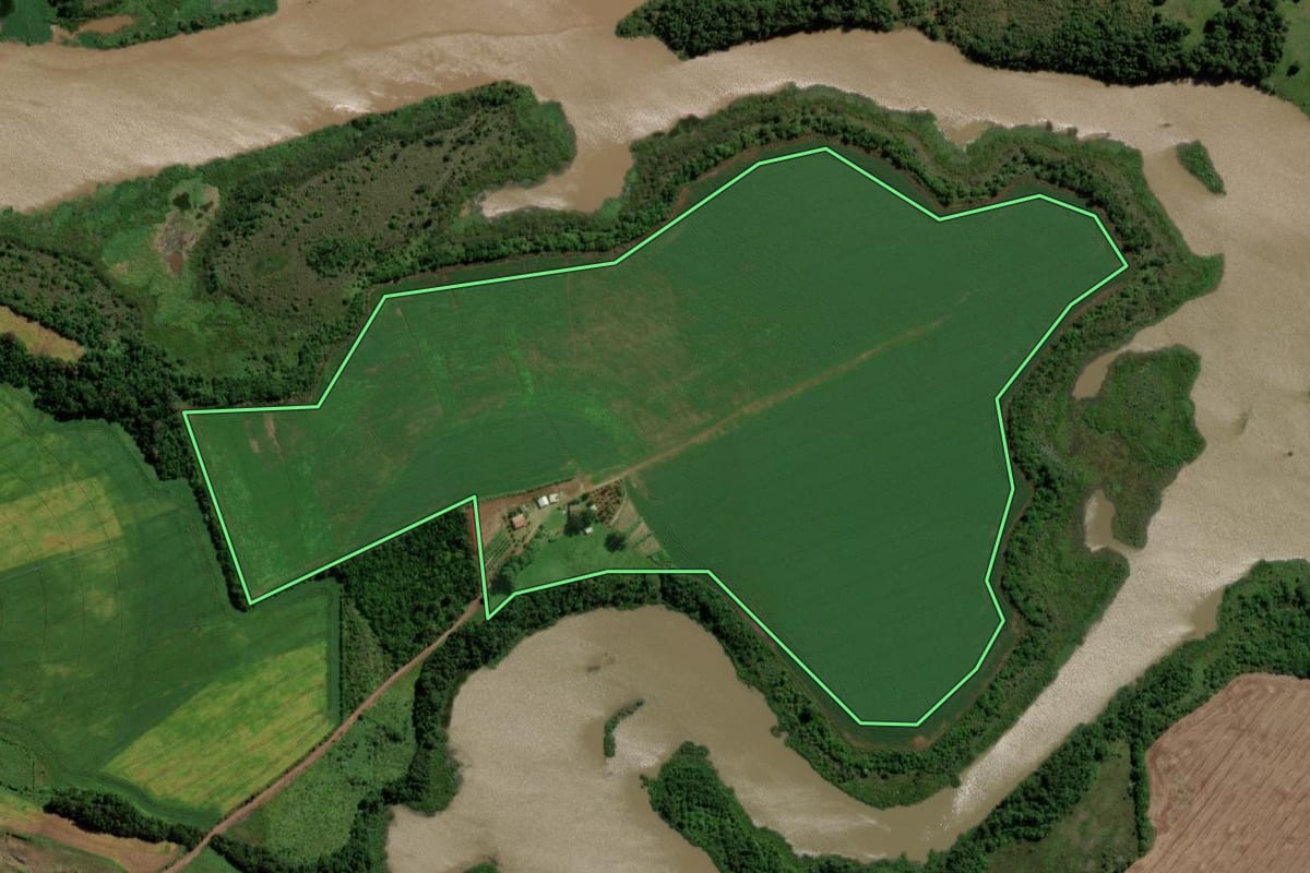 Imagem de satélite do imóvel rural em Mato Queimado (RS), com o contorno declarado no CAR desenhado por cima.