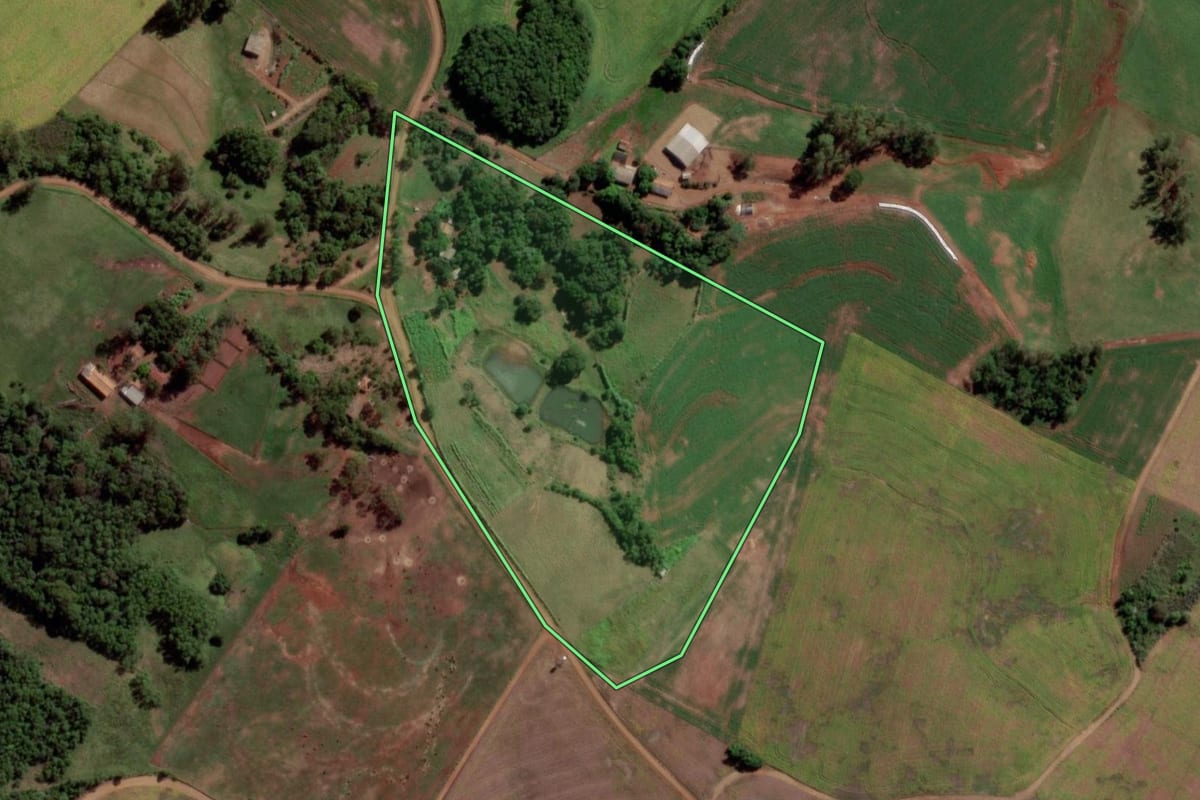 Imagem de satélite do imóvel rural em Mato Queimado (RS), com o contorno declarado no CAR desenhado por cima.