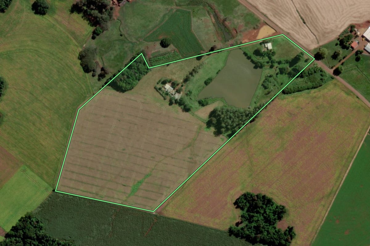 Imagem de satélite do imóvel rural em Mato Queimado (RS), com o contorno declarado no CAR desenhado por cima.