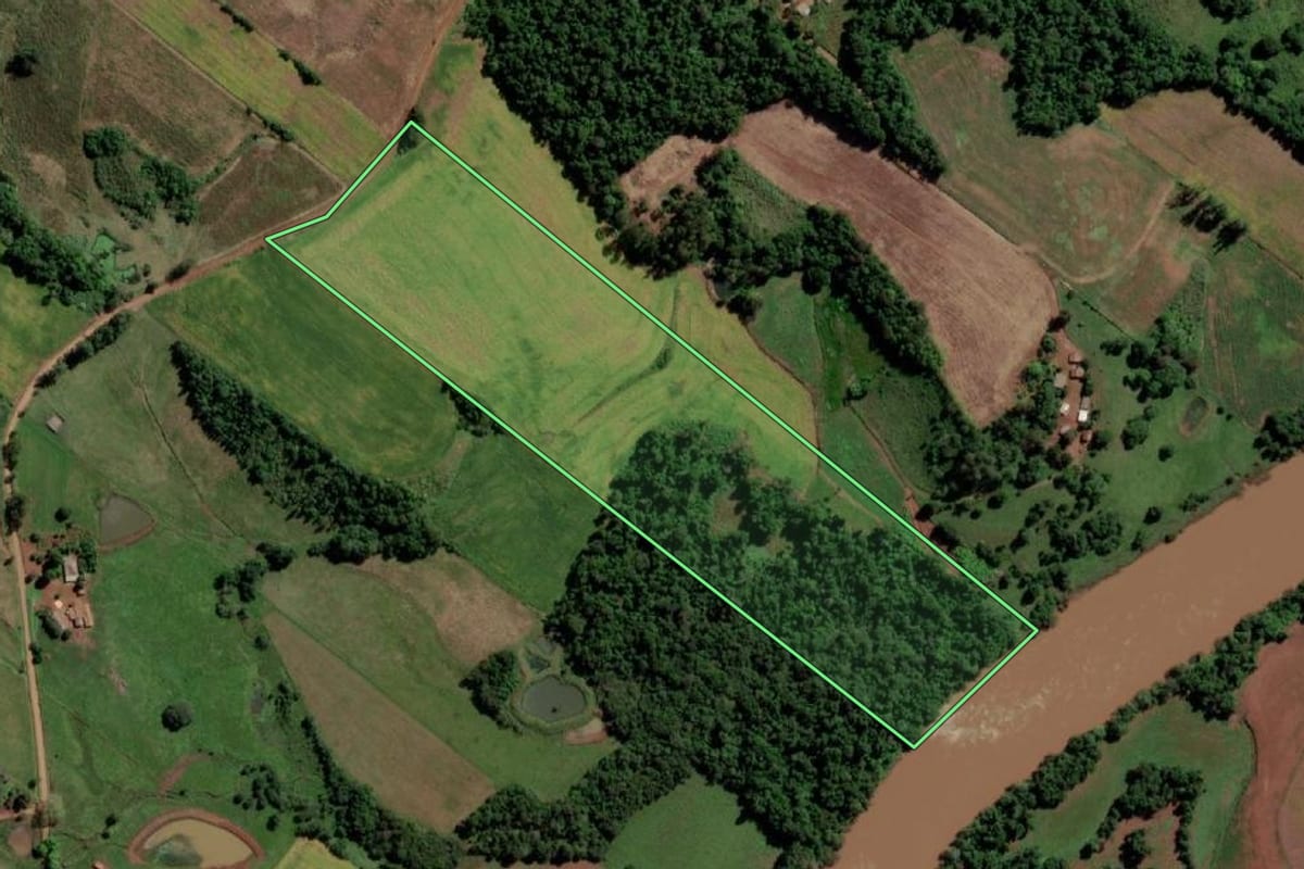 Imagem de satélite do imóvel rural em Mato Queimado (RS), com o contorno declarado no CAR desenhado por cima.