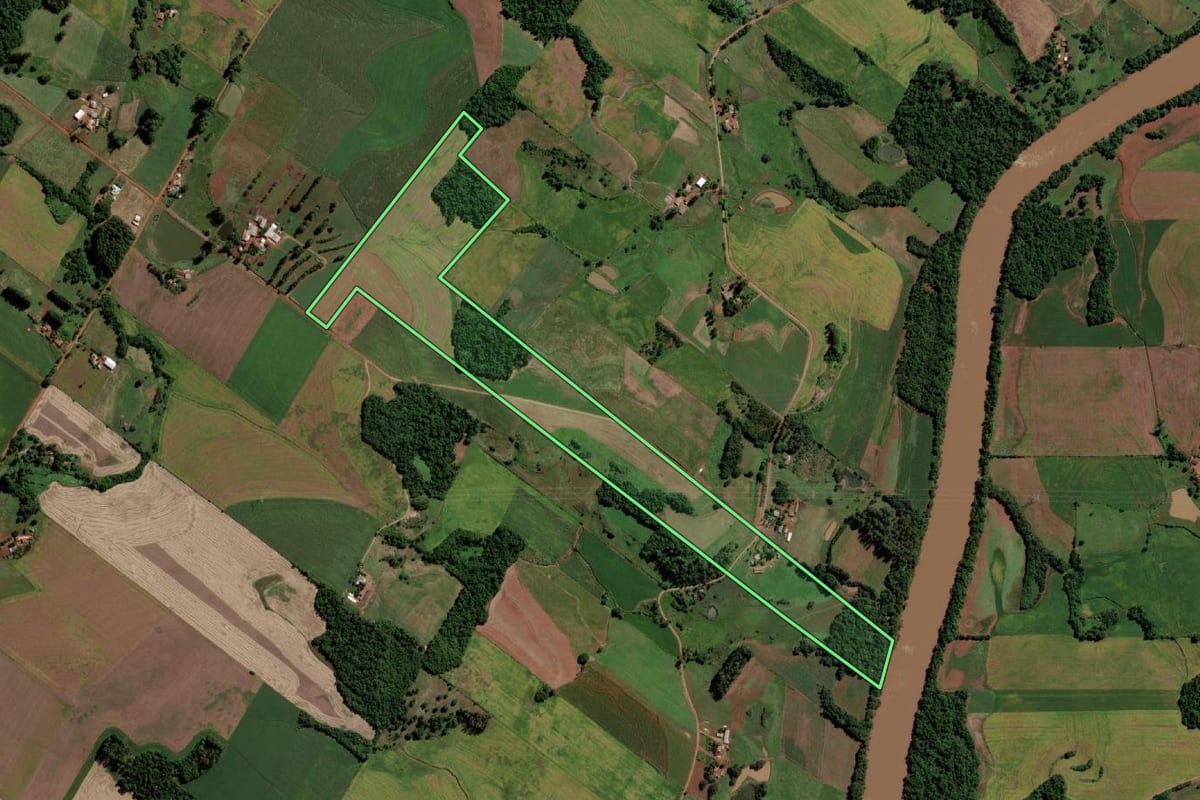 Imagem de satélite do imóvel rural em Mato Queimado (RS), com o contorno declarado no CAR desenhado por cima.
