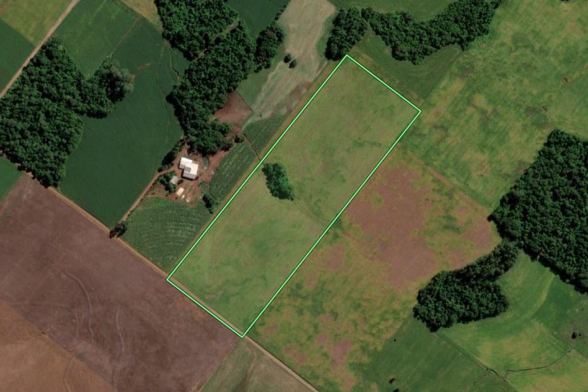 Imagem de satélite do imóvel rural em Mato Queimado (RS), com o contorno declarado no CAR desenhado por cima.