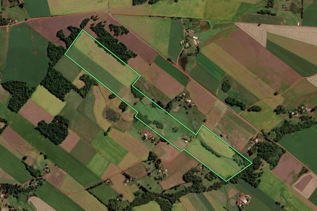 Imagem de satélite do imóvel rural em Mato Queimado (RS), com o contorno declarado no CAR desenhado por cima.