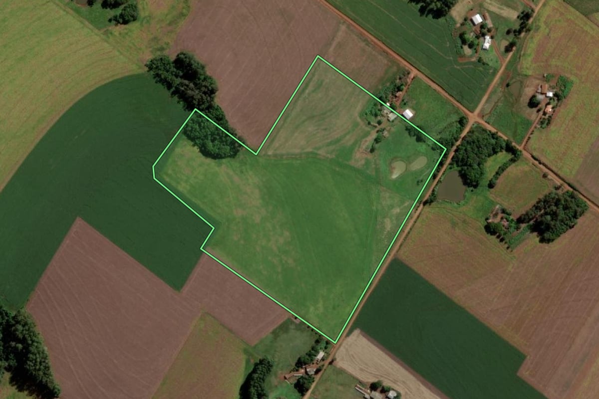 Imagem de satélite do imóvel rural em Mato Queimado (RS), com o contorno declarado no CAR desenhado por cima.