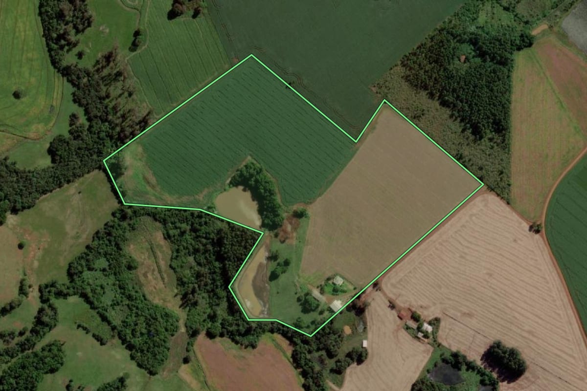 Imagem de satélite do imóvel rural em Mato Queimado (RS), com o contorno declarado no CAR desenhado por cima.