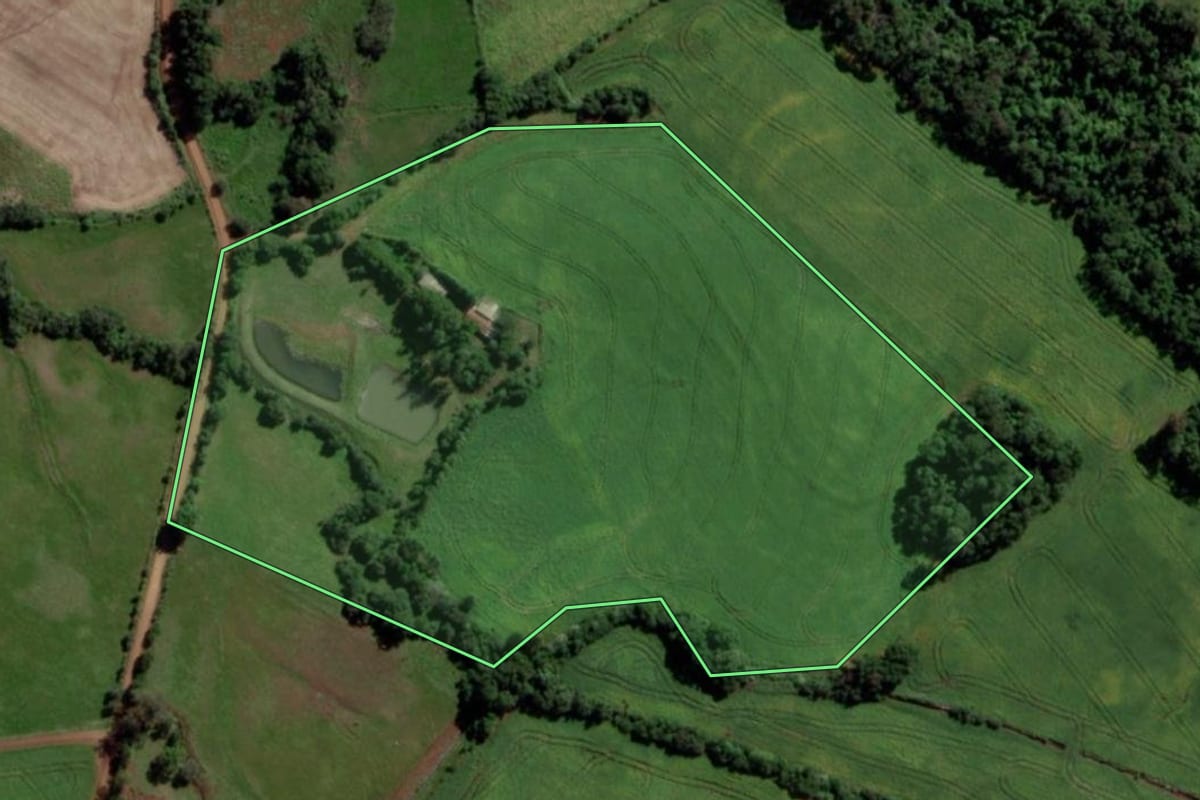 Imagem de satélite do imóvel rural em Mato Queimado (RS), com o contorno declarado no CAR desenhado por cima.
