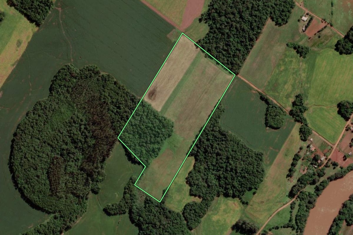 Imagem de satélite do imóvel rural em Mato Queimado (RS), com o contorno declarado no CAR desenhado por cima.