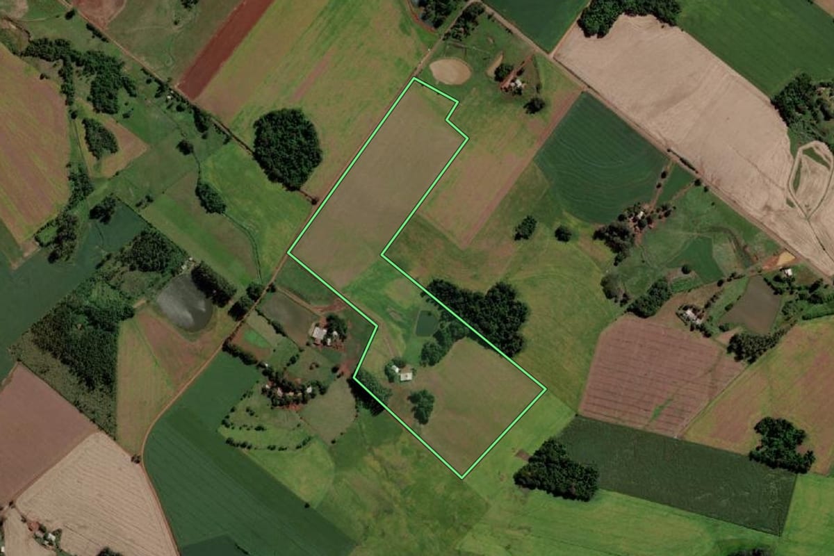 Imagem de satélite do imóvel rural em Mato Queimado (RS), com o contorno declarado no CAR desenhado por cima.