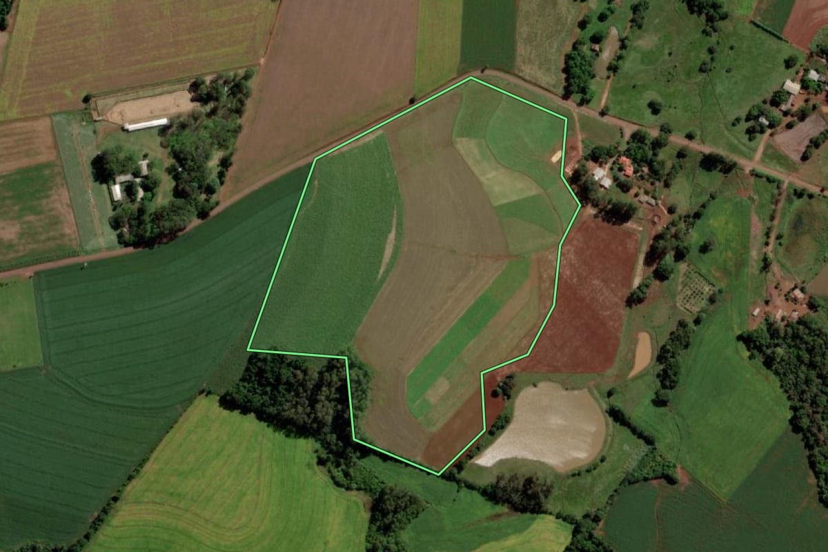 Imagem de satélite do imóvel rural em Mato Queimado (RS), com o contorno declarado no CAR desenhado por cima.