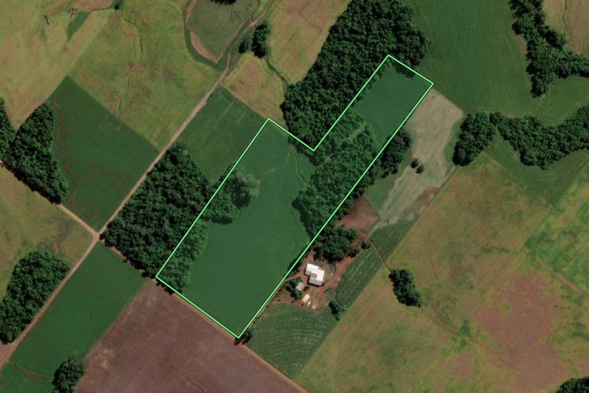 Imagem de satélite do imóvel rural em Mato Queimado (RS), com o contorno declarado no CAR desenhado por cima.