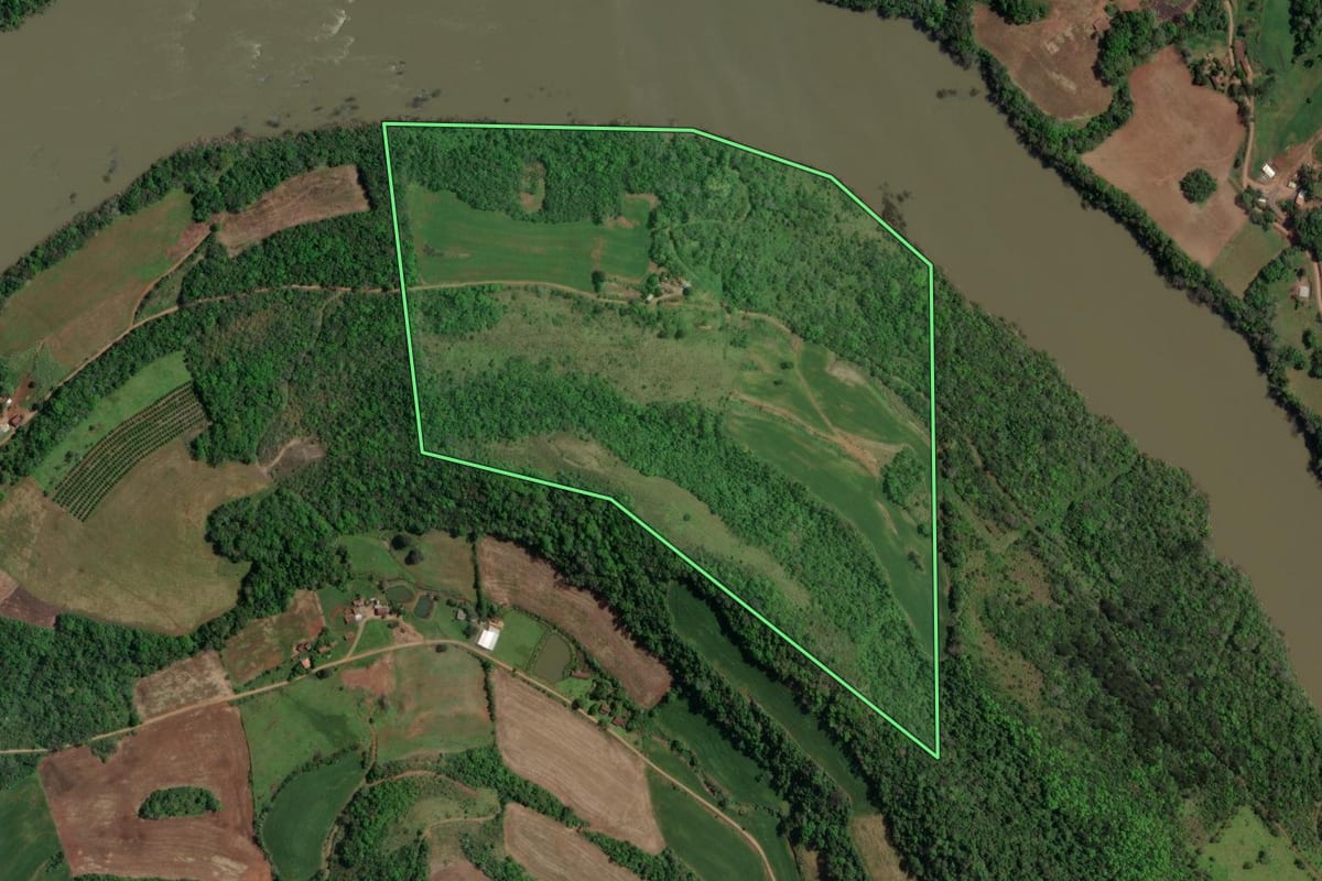 Imagem de satélite do imóvel rural em Maximiliano de Almeida (RS), com o contorno declarado no CAR desenhado por cima.