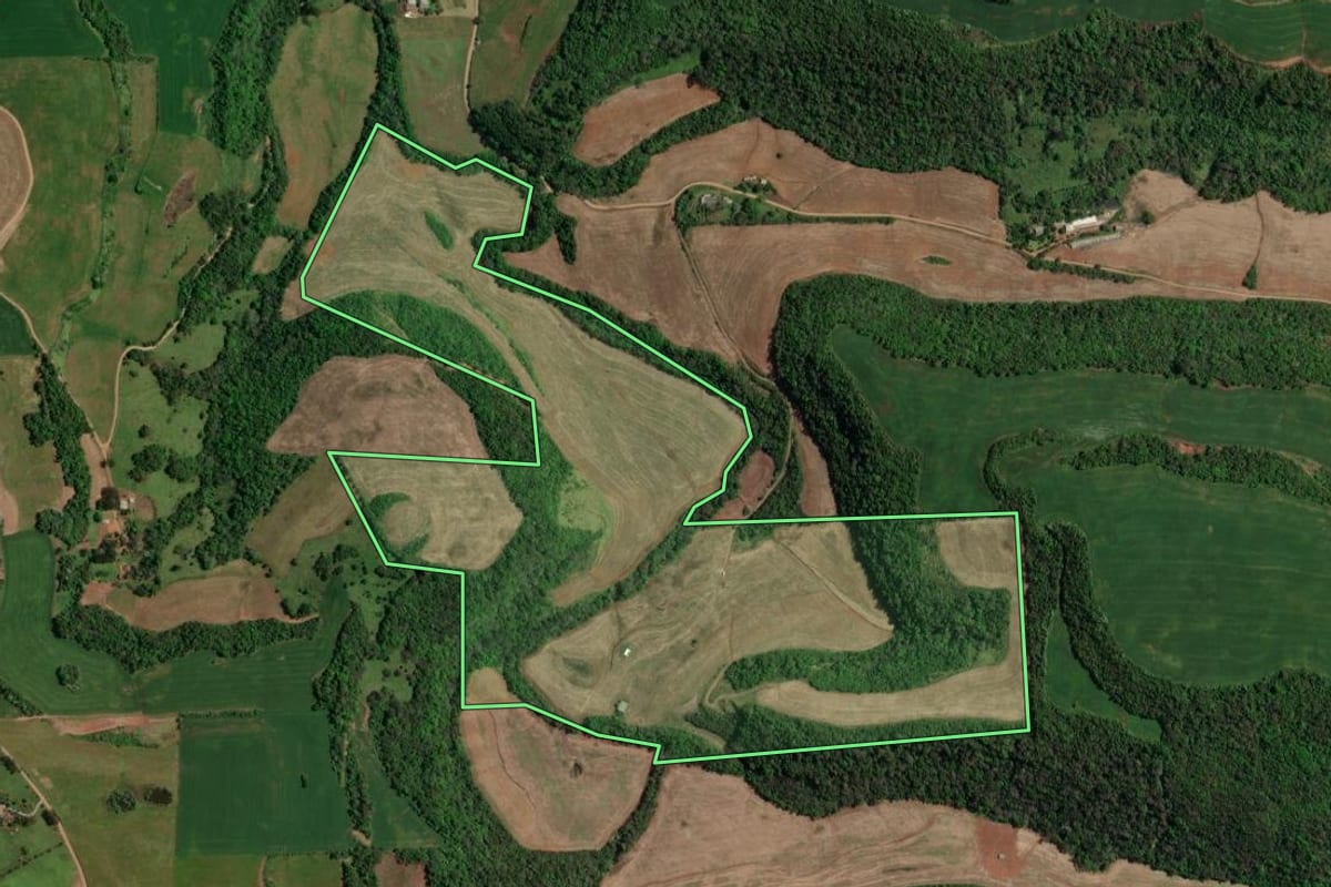 Imagem de satélite do imóvel rural em Maximiliano de Almeida (RS), com o contorno declarado no CAR desenhado por cima.