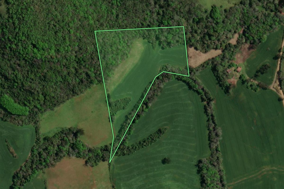 Imagem de satélite do imóvel rural em Maximiliano de Almeida (RS), com o contorno declarado no CAR desenhado por cima.