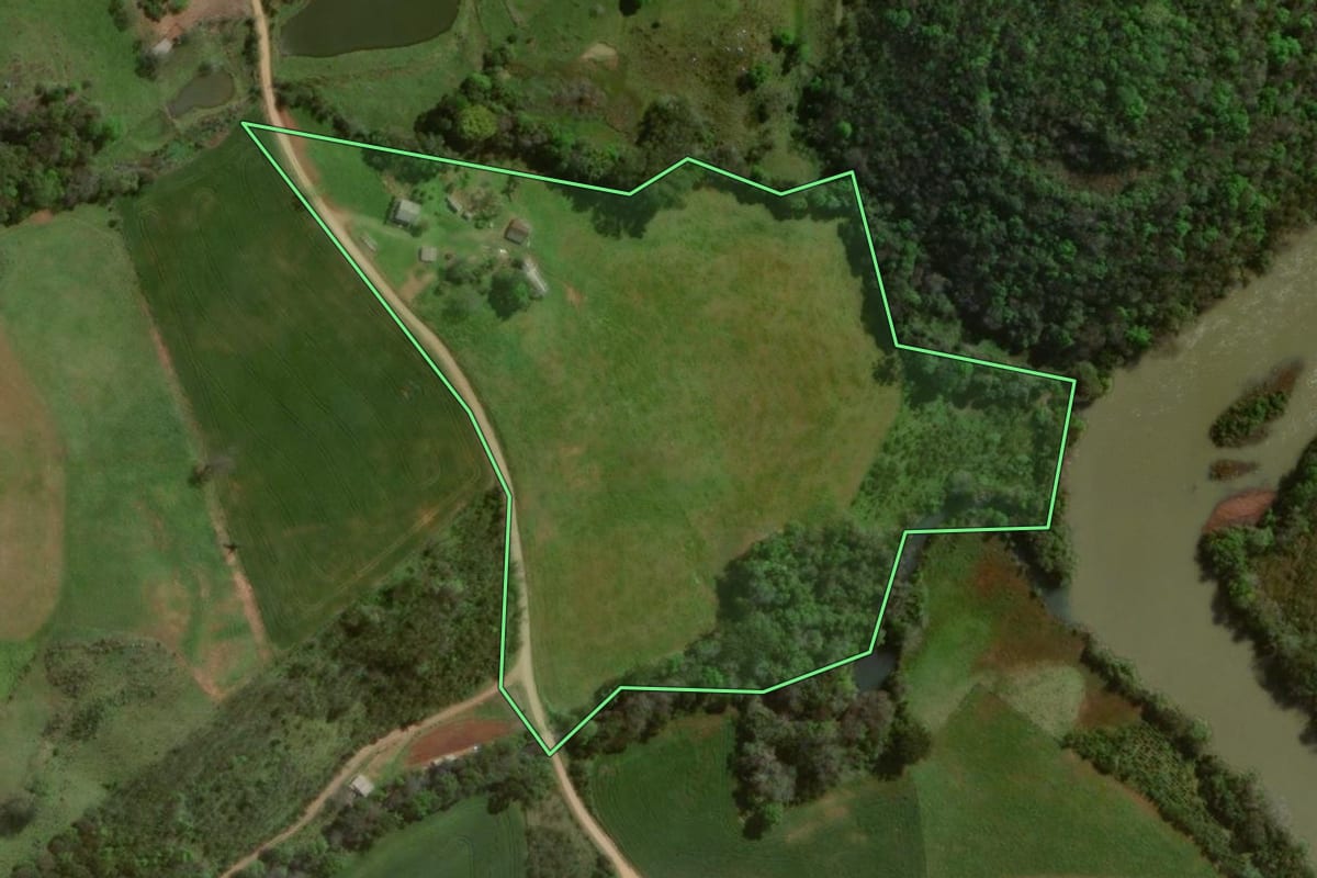 Imagem de satélite do imóvel rural em Maximiliano de Almeida (RS), com o contorno declarado no CAR desenhado por cima.