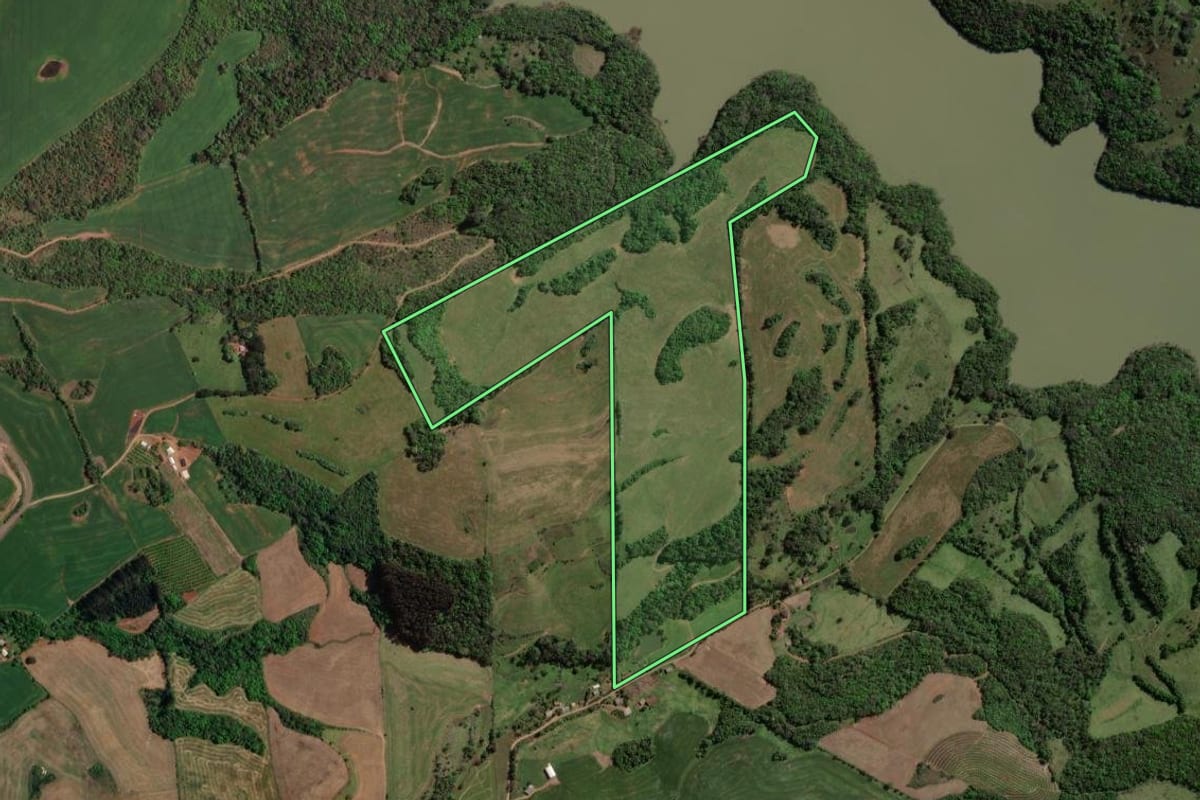 Imagem de satélite do imóvel rural em Maximiliano de Almeida (RS), com o contorno declarado no CAR desenhado por cima.
