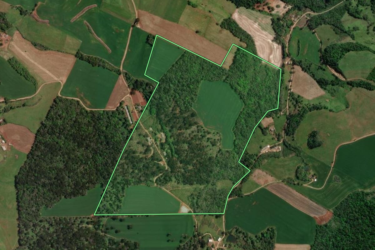 Imagem de satélite do imóvel rural em Maximiliano de Almeida (RS), com o contorno declarado no CAR desenhado por cima.