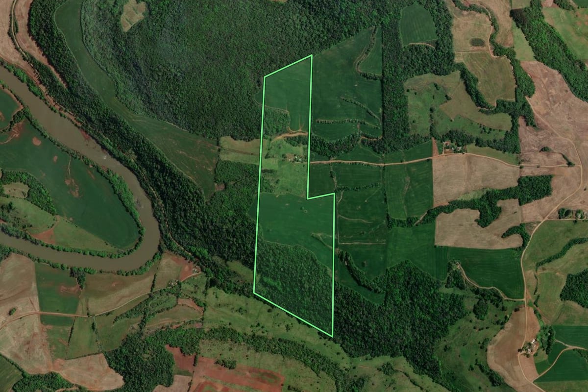 Imagem de satélite do imóvel rural em Maximiliano de Almeida (RS), com o contorno declarado no CAR desenhado por cima.