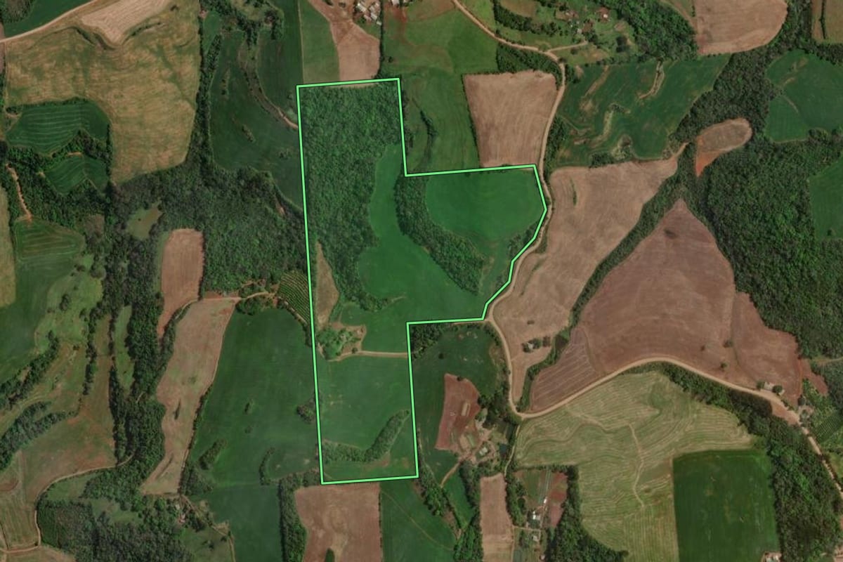 Imagem de satélite do imóvel rural em Maximiliano de Almeida (RS), com o contorno declarado no CAR desenhado por cima.