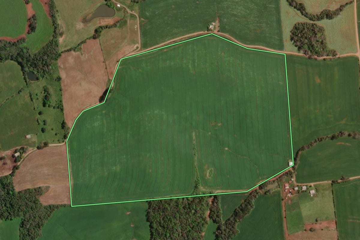 Imagem de satélite do imóvel rural em Maximiliano de Almeida (RS), com o contorno declarado no CAR desenhado por cima.
