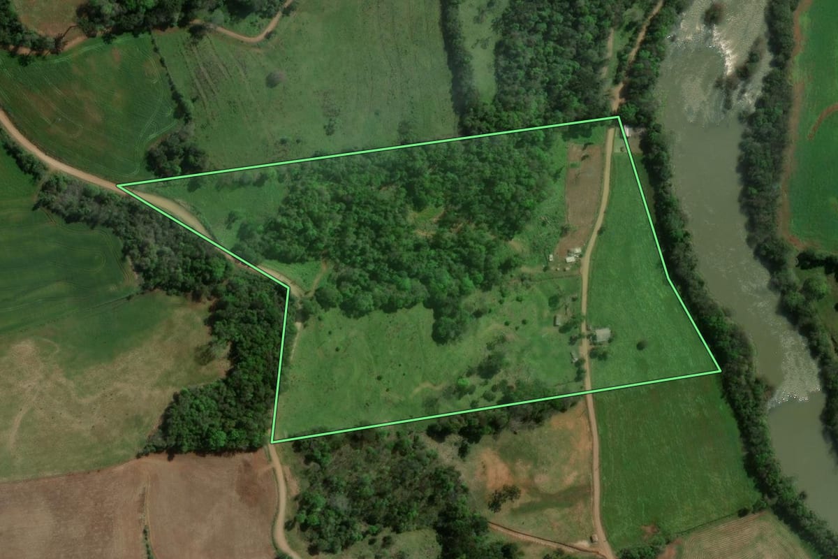 Imagem de satélite do imóvel rural em Maximiliano de Almeida (RS), com o contorno declarado no CAR desenhado por cima.