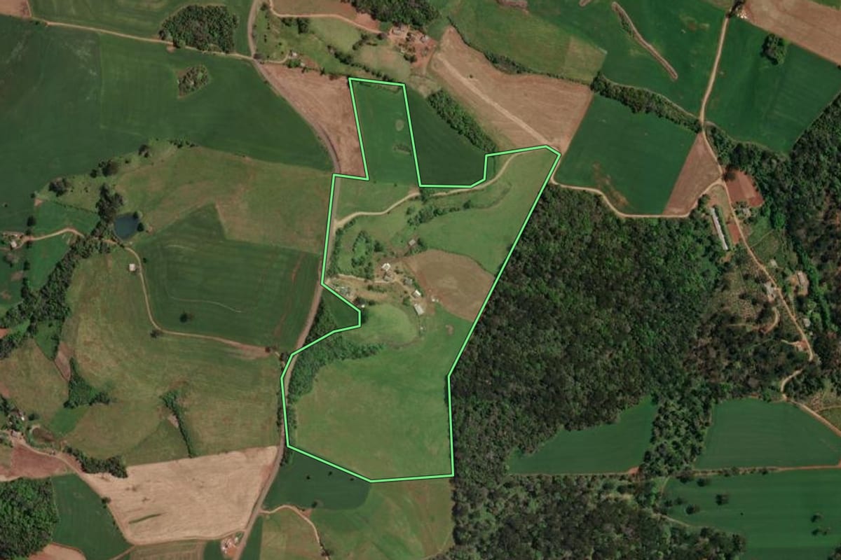 Imagem de satélite do imóvel rural em Maximiliano de Almeida (RS), com o contorno declarado no CAR desenhado por cima.