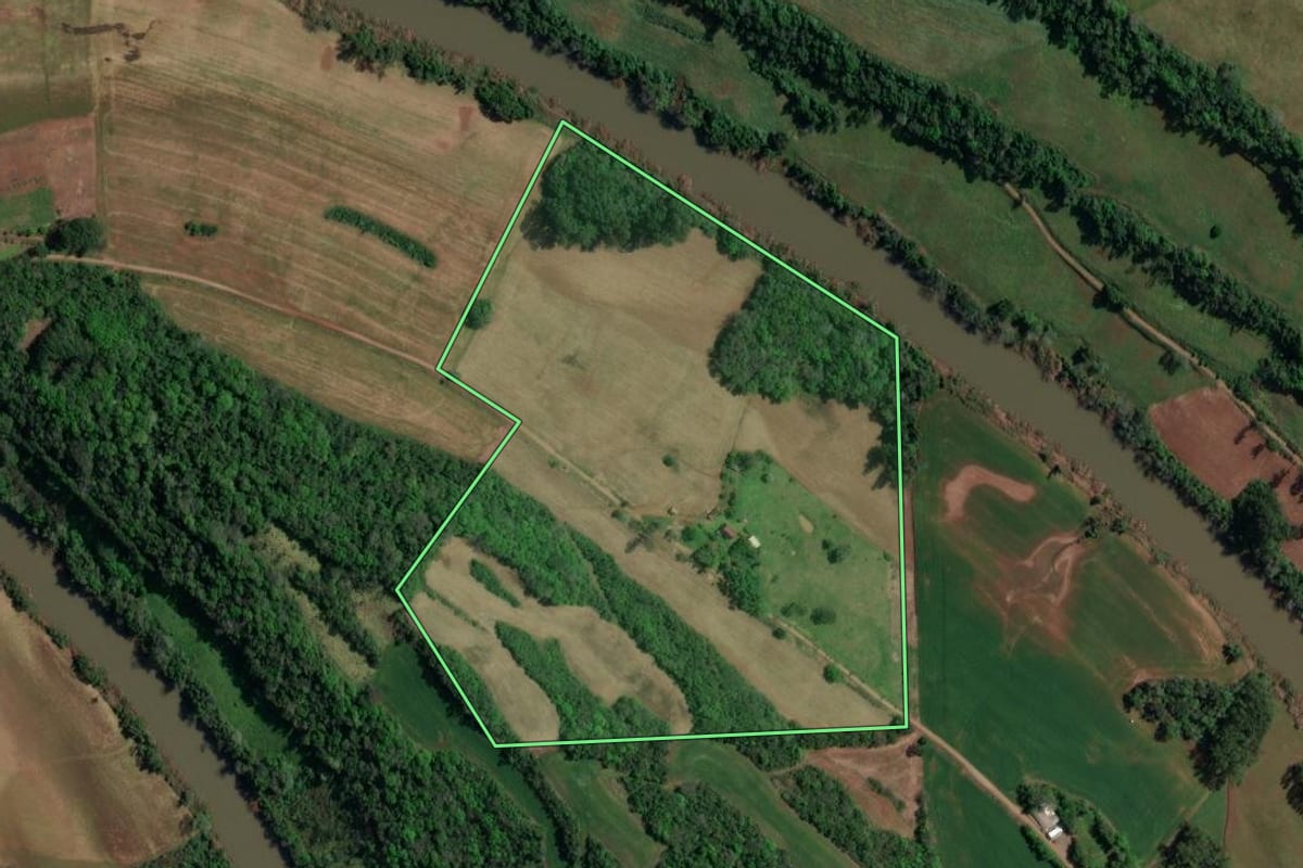 Imagem de satélite do imóvel rural em Maximiliano de Almeida (RS), com o contorno declarado no CAR desenhado por cima.