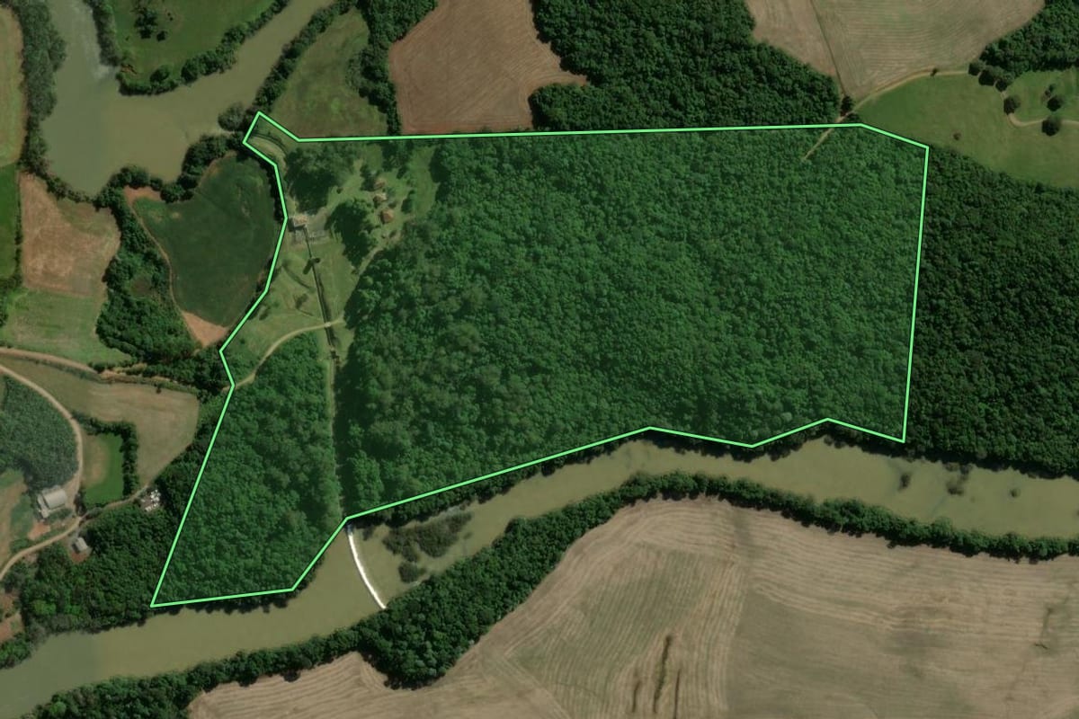 Imagem de satélite do imóvel rural em Maximiliano de Almeida (RS), com o contorno declarado no CAR desenhado por cima.