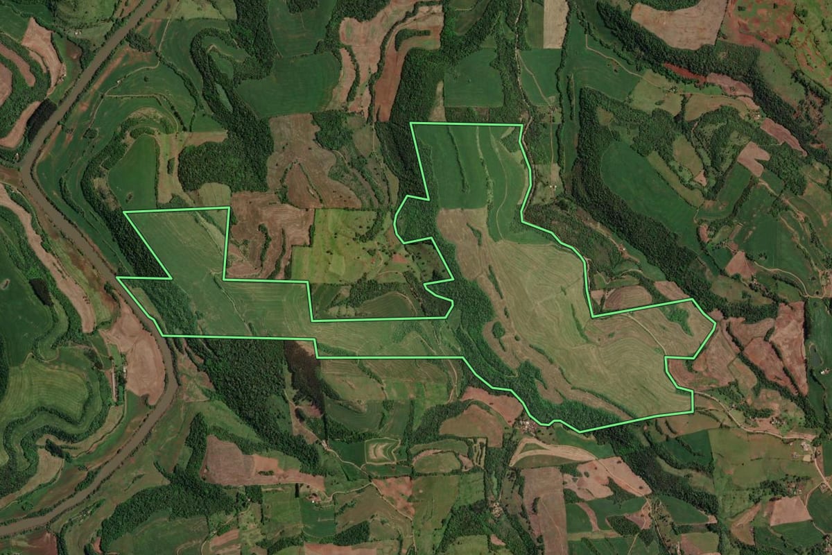 Imagem de satélite do imóvel rural em Maximiliano de Almeida (RS), com o contorno declarado no CAR desenhado por cima.