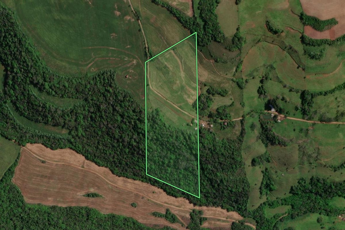 Imagem de satélite do imóvel rural em Maximiliano de Almeida (RS), com o contorno declarado no CAR desenhado por cima.
