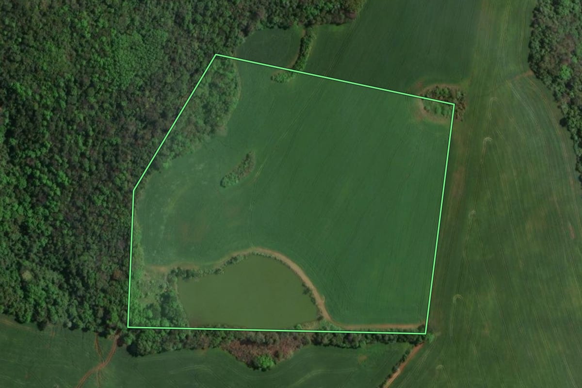 Imagem de satélite do imóvel rural em Maximiliano de Almeida (RS), com o contorno declarado no CAR desenhado por cima.