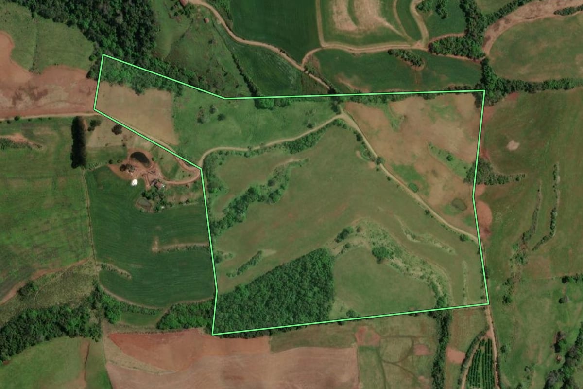 Imagem de satélite do imóvel rural em Maximiliano de Almeida (RS), com o contorno declarado no CAR desenhado por cima.