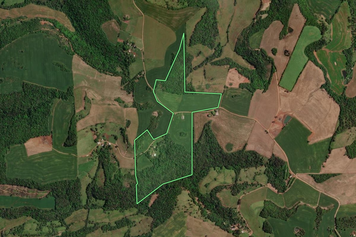 Imagem de satélite do imóvel rural em Maximiliano de Almeida (RS), com o contorno declarado no CAR desenhado por cima.