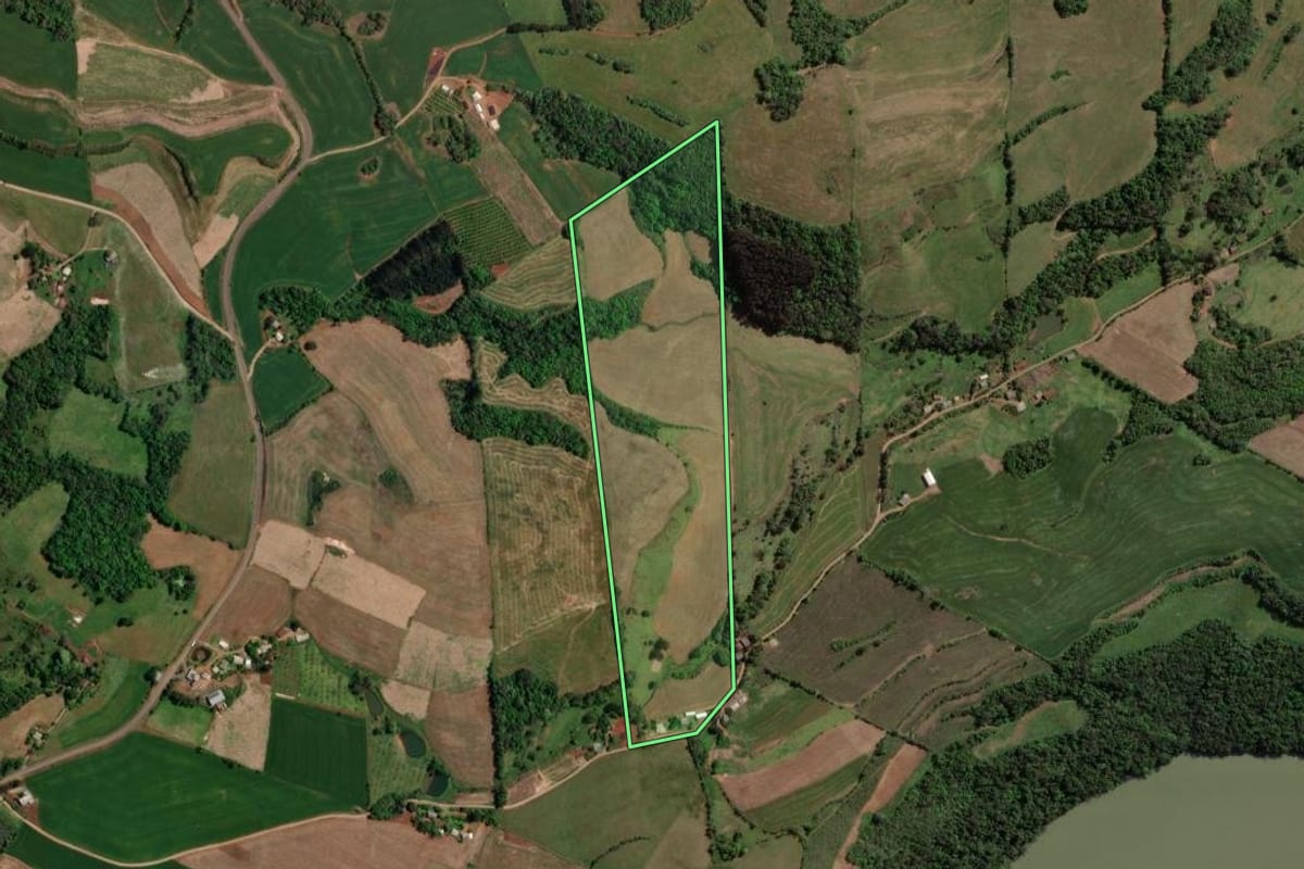 Imagem de satélite do imóvel rural em Maximiliano de Almeida (RS), com o contorno declarado no CAR desenhado por cima.