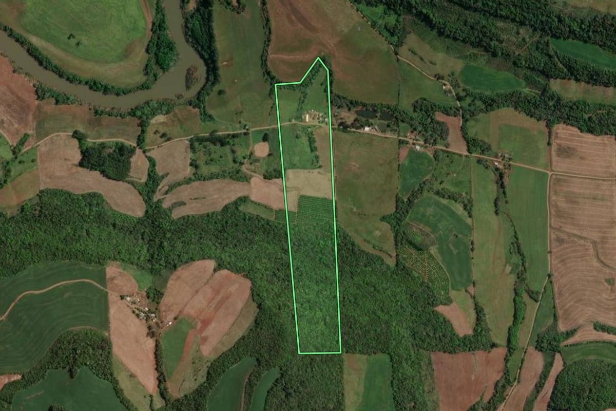 Imagem de satélite do imóvel rural em Maximiliano de Almeida (RS), com o contorno declarado no CAR desenhado por cima.