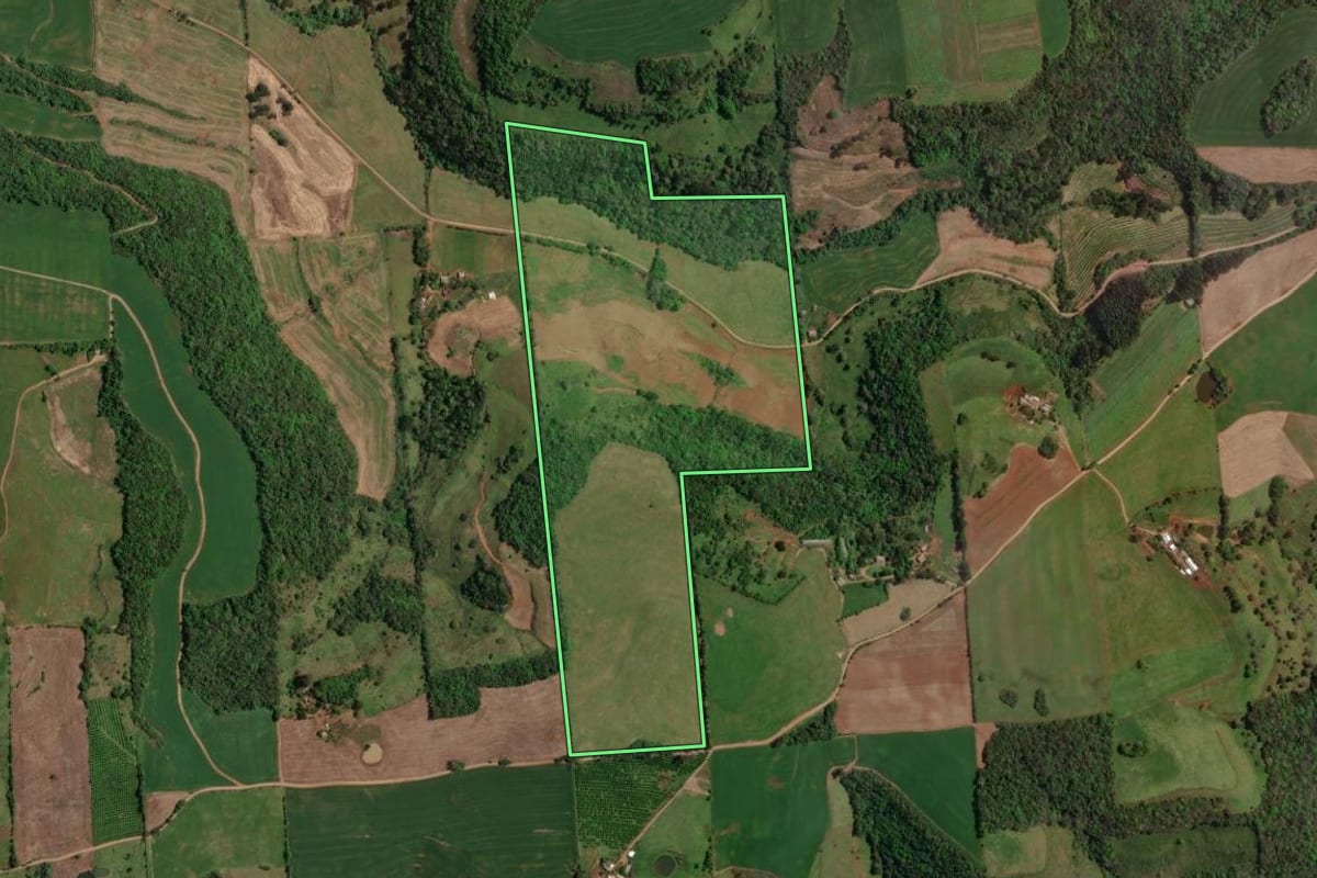 Imagem de satélite do imóvel rural em Maximiliano de Almeida (RS), com o contorno declarado no CAR desenhado por cima.