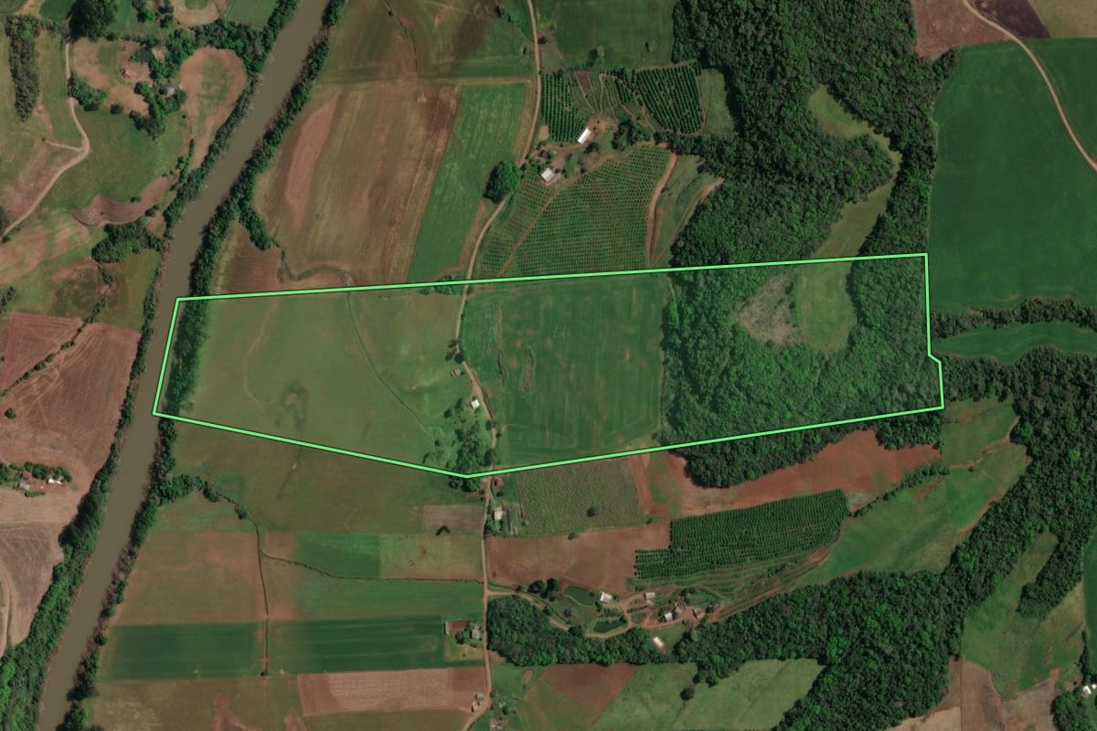 Imagem de satélite do imóvel rural em Maximiliano de Almeida (RS), com o contorno declarado no CAR desenhado por cima.