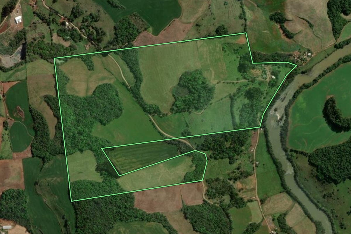 Imagem de satélite do imóvel rural em Maximiliano de Almeida (RS), com o contorno declarado no CAR desenhado por cima.