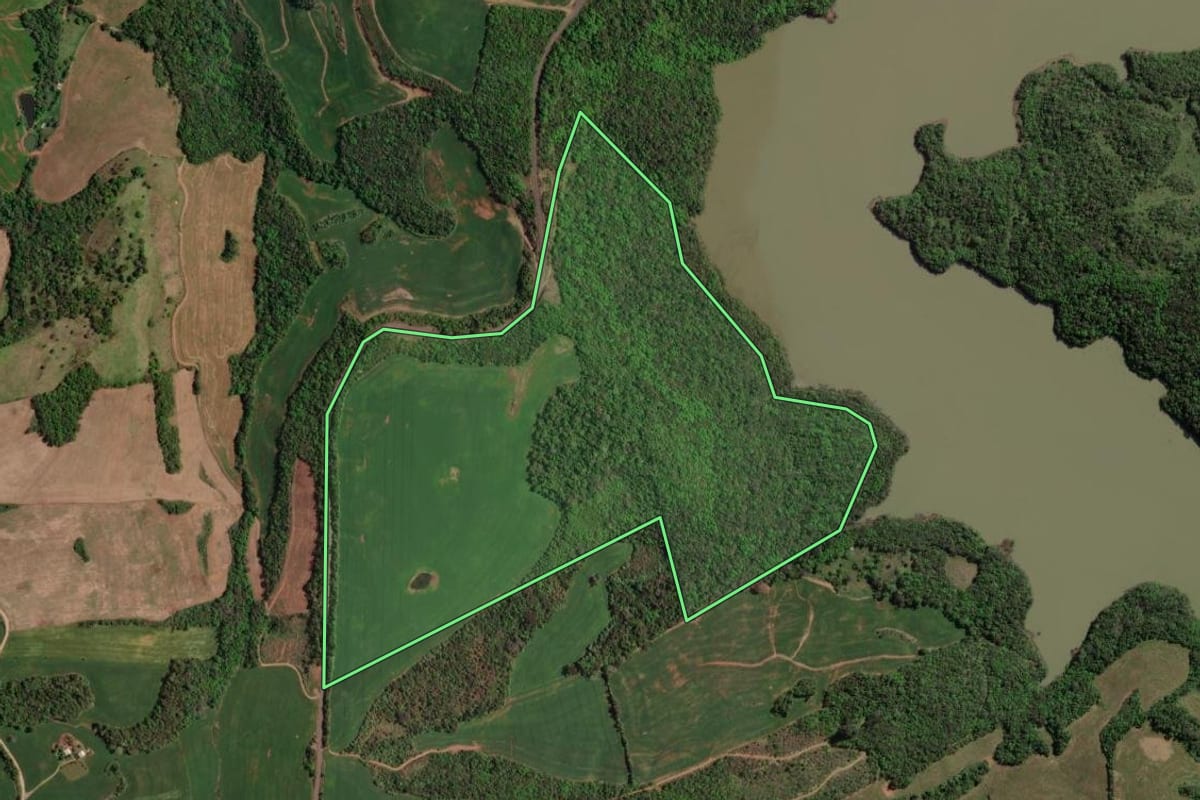 Imagem de satélite do imóvel rural em Maximiliano de Almeida (RS), com o contorno declarado no CAR desenhado por cima.